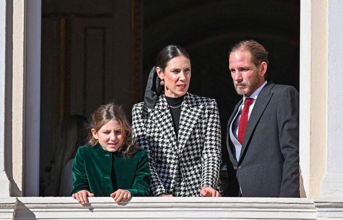 La princesse Caroline grand-mère heureuse avec ses sept petits-enfants sur le balcon du palais princier