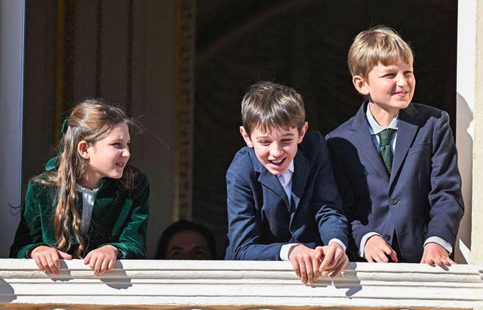 La princesse Caroline grand-mère heureuse avec ses sept petits-enfants sur le balcon du palais princier