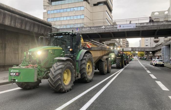 Des tracteurs de la Coordination rurale installés devant la préfecture de la Gironde