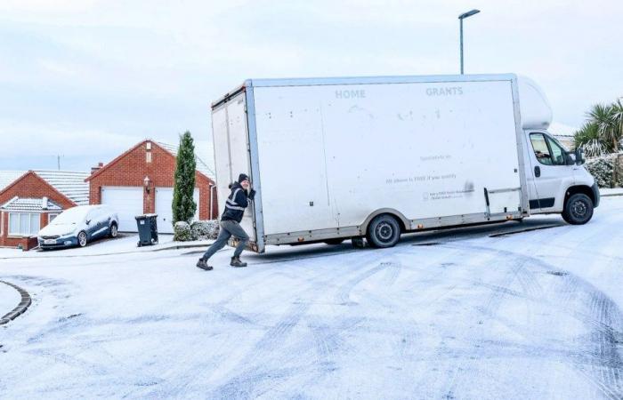 Les écoles ferment et les Britanniques se battent contre des couches de neige alors que les températures chutent à -8 °C et que 8 pouces supplémentaires tombent, provoquant un carnage dans les voyages.