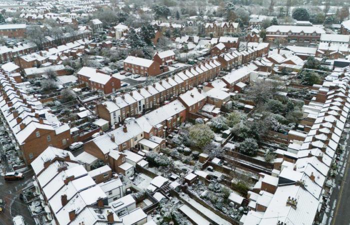 Les écoles ferment et les Britanniques se battent contre des couches de neige alors que les températures chutent à -8 °C et que 8 pouces supplémentaires tombent, provoquant un carnage dans les voyages.