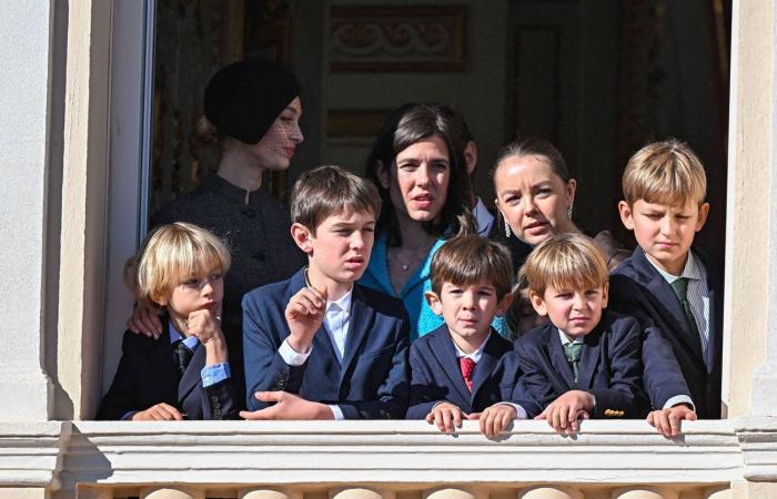 La princesse Caroline grand-mère heureuse avec ses sept petits-enfants sur le balcon du palais princier