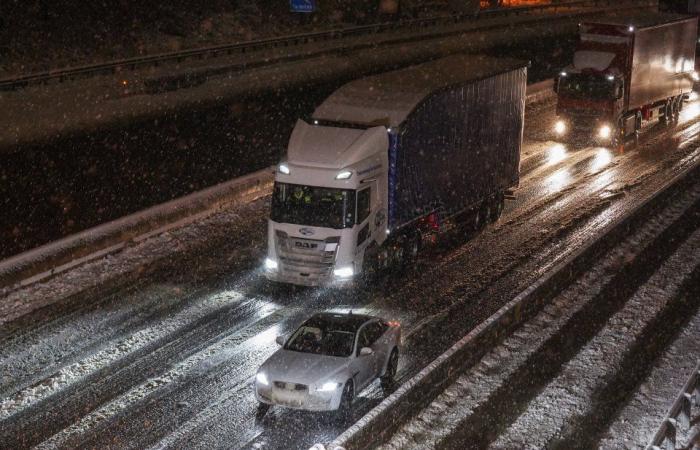 Les écoles ferment et les Britanniques se battent contre des couches de neige alors que les températures chutent à -8 °C et que 8 pouces supplémentaires tombent, provoquant un carnage dans les voyages.