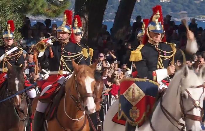 Jacques et Gabriella de Monaco au balcon avec Albert II et Charlène pour assister au défilé militaire incluant la Garde Républicaine