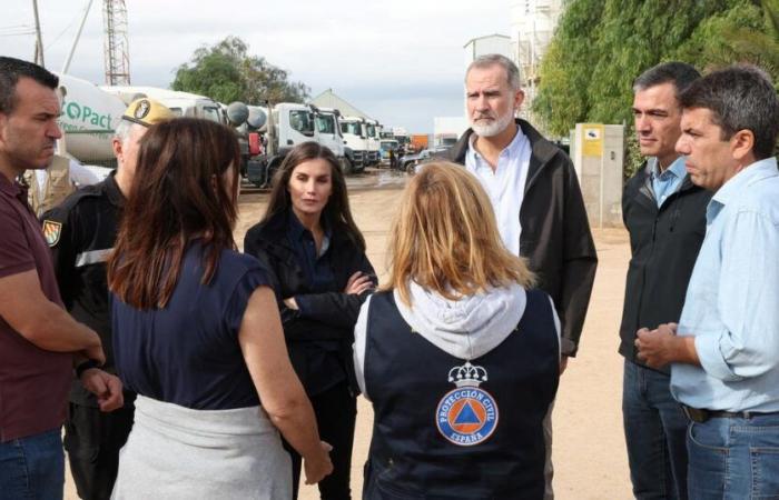 le roi et la reine retournent dans les zones dévastées