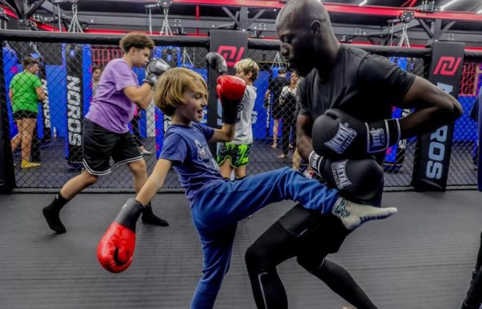 champion du monde de boxe thaï, retourne dans son quartier de Bègles