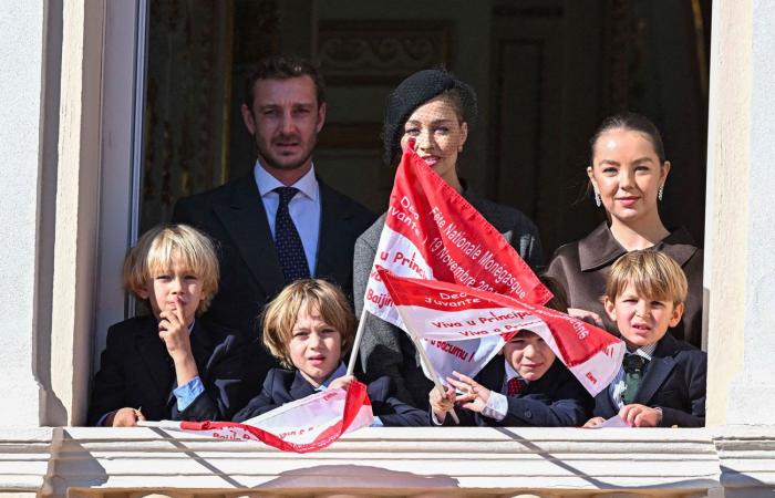 La princesse Caroline grand-mère heureuse avec ses sept petits-enfants sur le balcon du palais princier