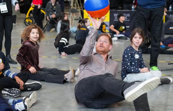 Le prince Harry joue au volleyball assis au Canada avec des élèves du primaire