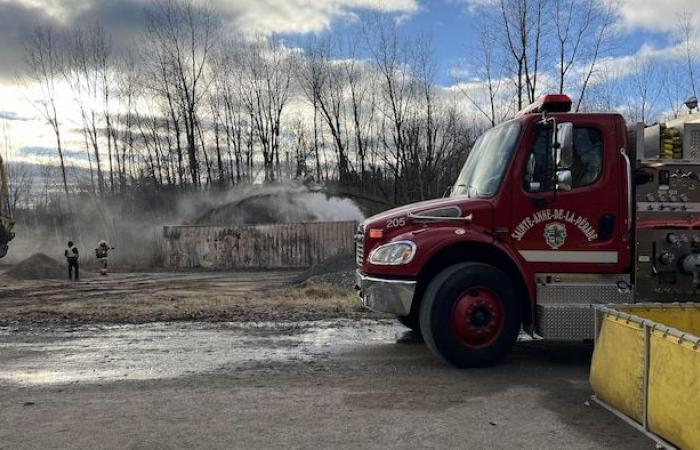 Un camion-benne transportant du magnésium prend feu à Sainte-Anne-de-la-Pérade