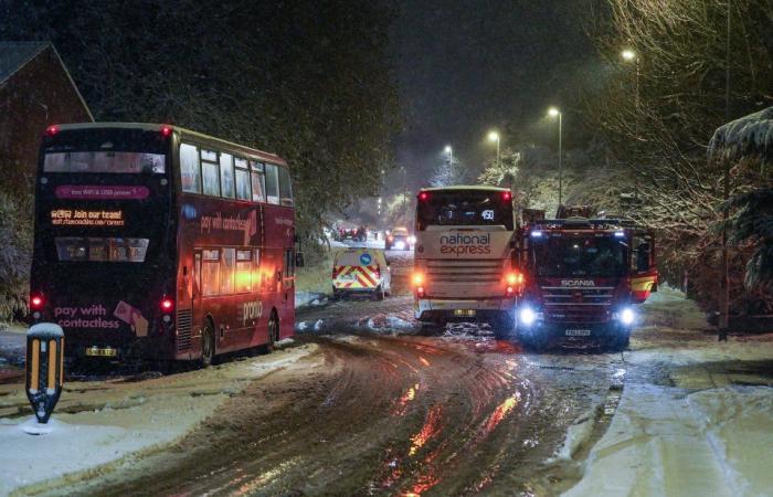 Les écoles ferment et les Britanniques se battent contre des couches de neige alors que les températures chutent à -8 °C et que 8 pouces supplémentaires tombent, provoquant un carnage dans les voyages.