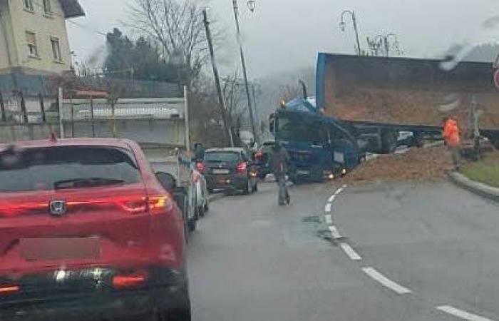 Haut-Doubs. Un camion de terrassement se renverse aux Fins : circulation perturbée