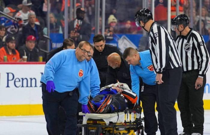 un arbitre évacué sur une civière lors d’un match de NHL