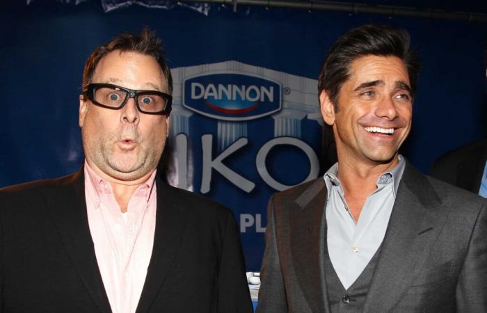 “C’est insultant”, John Stamos fait mine de se raser la tête en soutien à Dave Coulier et crée un énorme scandale