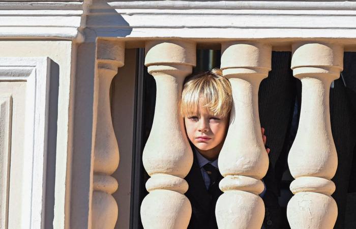 La princesse Caroline grand-mère heureuse avec ses sept petits-enfants sur le balcon du palais princier