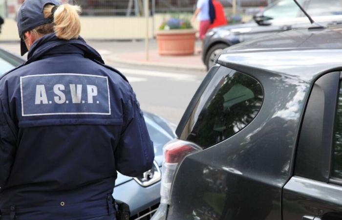 un homme met un couteau sous la gorge d’un policier au commissariat municipal