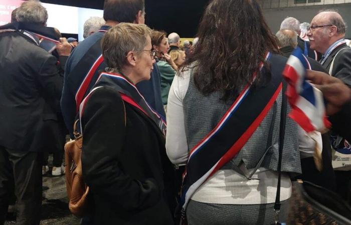 au Congrès des maires, les élus couvrent leur foulard de noir