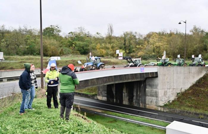 EN DIRECT – Le rond-point de Moulins bloqué par une dizaine de tracteurs… Suivez la mobilisation des agriculteurs du Cher