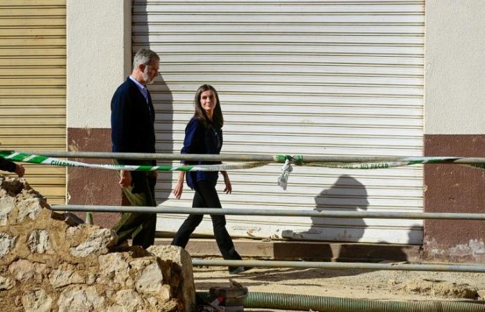 Le roi et la reine d’Espagne applaudis à leur retour dans les zones touchées par les inondations