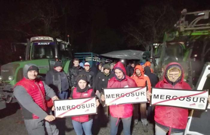 Une centaine d’agriculteurs de la Manche installent des radars face à la mer pour dire « Non au Mercosur »