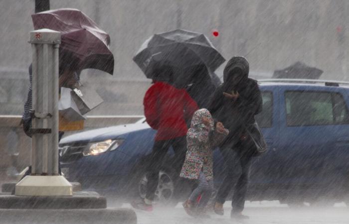 pluies et vents balaient Paris, images des rues inondées de la capitale