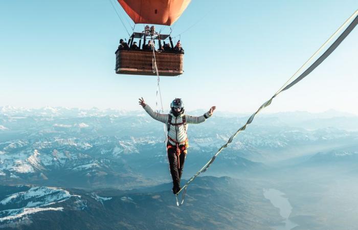 il marche 4 255 mètres au-dessus du vide et bat le record du monde de highline