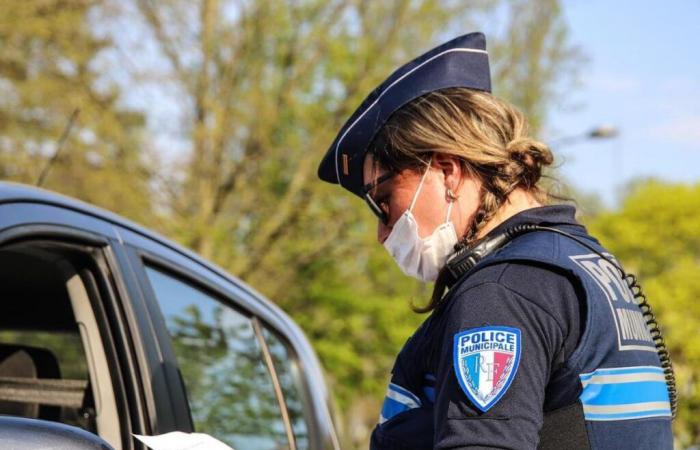 Un individu armé d’un couteau tente de tuer un policier dans les locaux de la police municipale