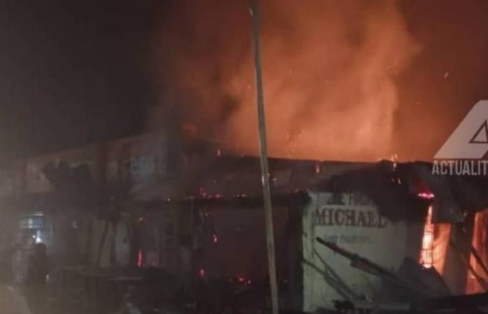 objets commerciaux et maisons détruits dans un incendie sur la RN1