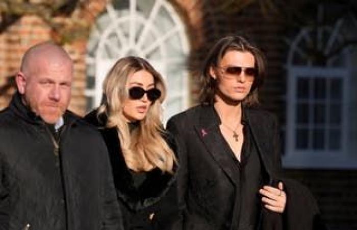 Les camarades du groupe et petite amie de la star des One Direction, Kate Cassidy, photographiées devant l’église