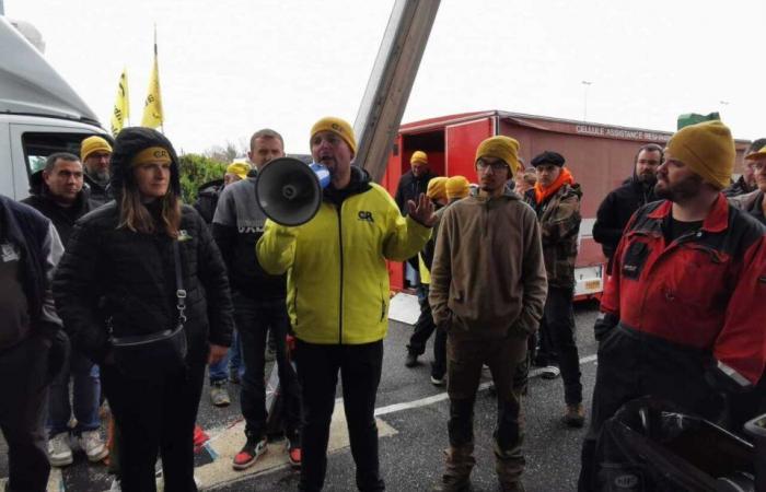 En route vers la Gironde, des agriculteurs du Lot-et-Garonne ciblent un supermarché à Marmande