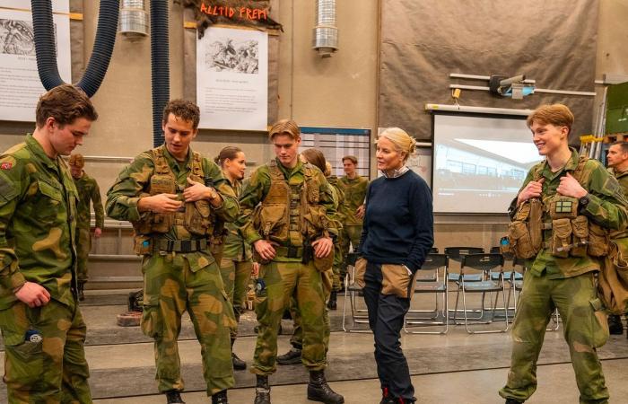 La princesse héritière Mette-Marit retrouve sa fille Ingrid Alexandra dans l’armée