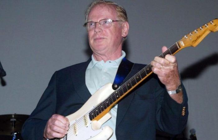 Vic Flick, le guitariste qui jouait le riff emblématique de James Bond, est décédé à l’âge de 87 ans