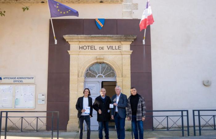 La CCI Gard remet des cartes cadeaux Inside à la Mairie de Rochefort-du-Gard