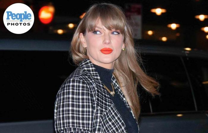 Taylor Swift porte une mini-jupe à carreaux et une torsion sur sa lèvre emblématique pour la soirée des filles à New York