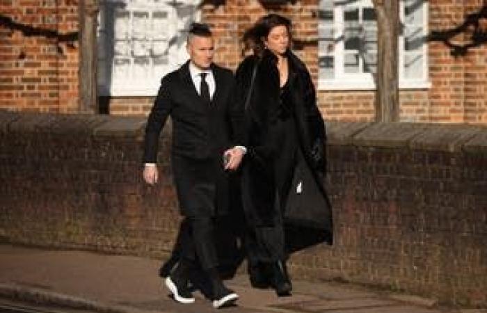 Les camarades du groupe et petite amie de la star des One Direction, Kate Cassidy, photographiées devant l’église