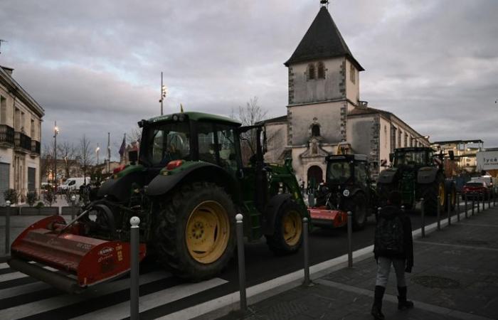 troisième jour de mobilisation, le gouvernement condamne les blocages et les dégâts