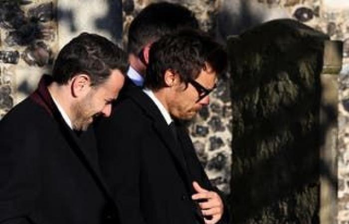 Les camarades du groupe et petite amie de la star des One Direction, Kate Cassidy, photographiées devant l’église