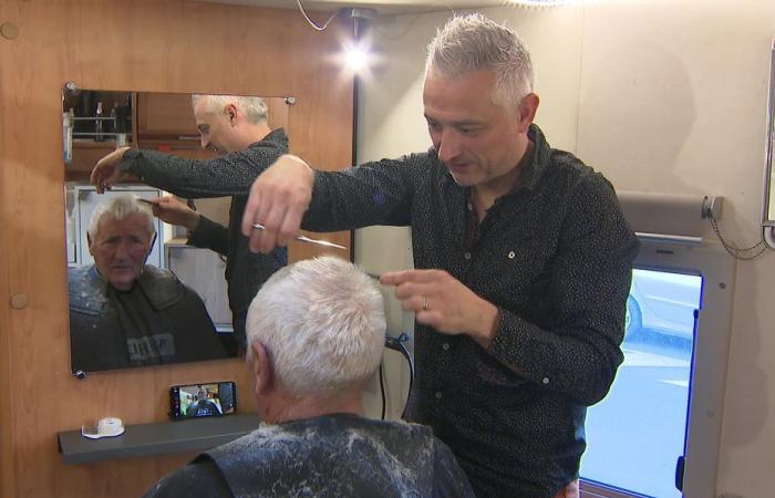 A bord de son « Hair Bus », un coiffeur ambulant redonne du style aux villages de Haute-Loire