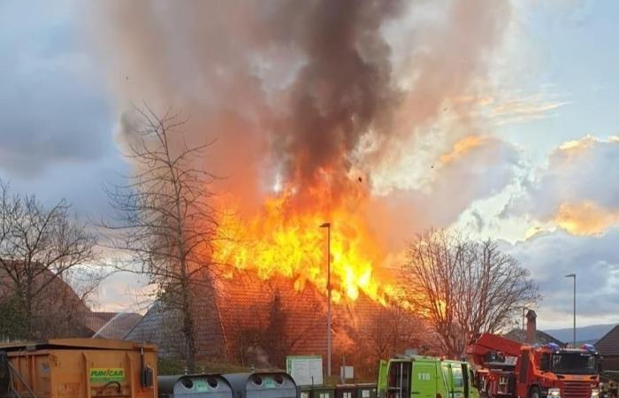 Incendie Ferme de John Kallnach : Le bâtiment est en feu