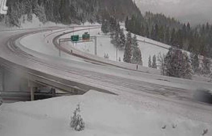 Autoroutes fermées et pannes de courant alors qu’une rivière atmosphérique frappe la région