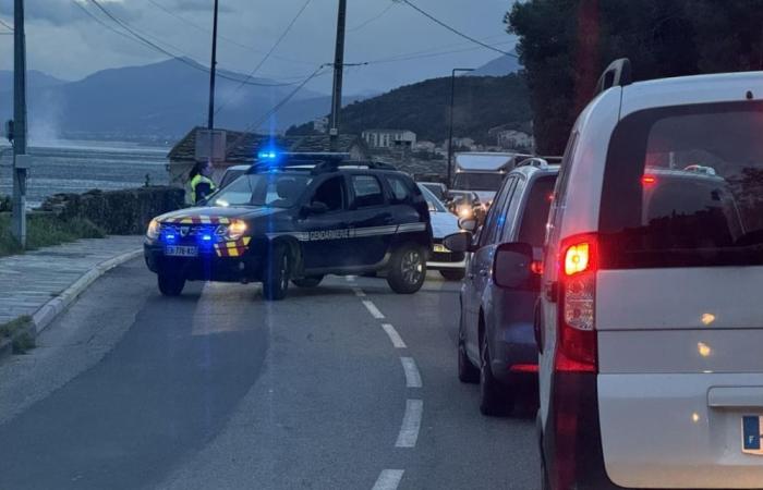 La route du Cap bloquée et les vols annulés