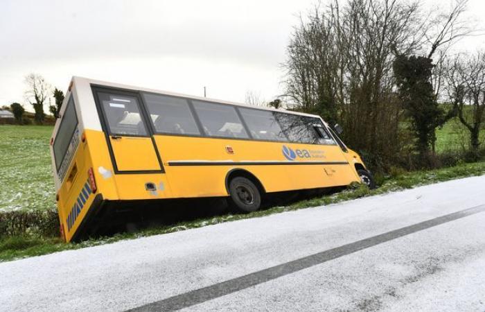 Un autobus scolaire s’écrase dans des conditions glaciales alors qu’un nouvel avertissement météorologique est émis