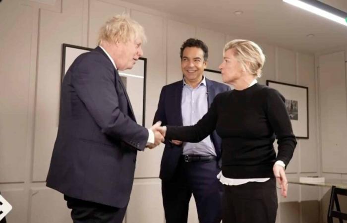 Boris Johnson s’écrase la main en pleine interview, la séquence surréaliste