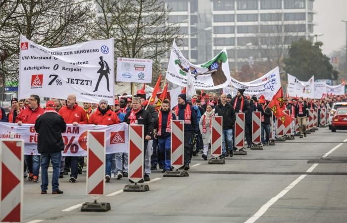 Crise chez Volkswagen | Le syndicat menace un conflit social historique si les usines ferment