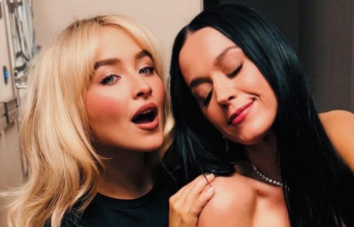 Sabrina Carpenter et Katy Perry jumelles dans des minijupes bleues assorties