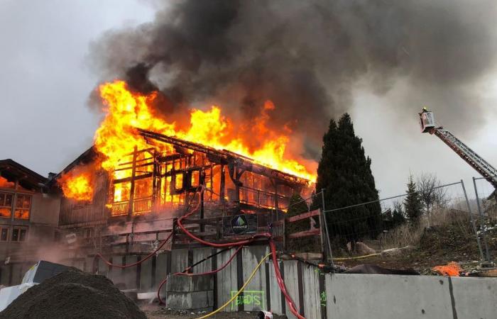 Un important incendie de chalet dans la station des Gets : les pompiers blessés