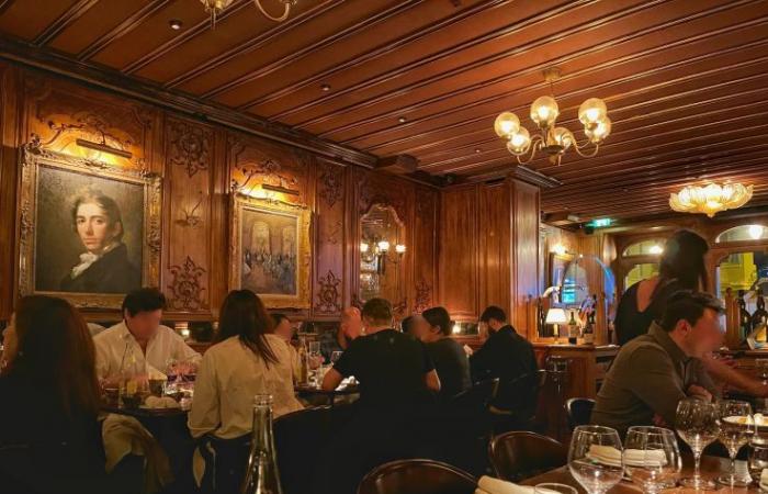 un restaurant chic à la façade historique et à la cuisine française raffinée