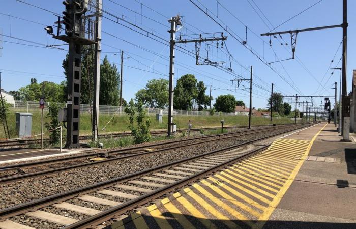 Une voiture suspendue dans les airs menace de tomber sur la voie ferrée, le trafic TGV interrompu