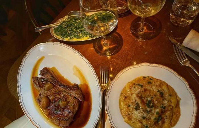 un restaurant chic à la façade historique et à la cuisine française raffinée