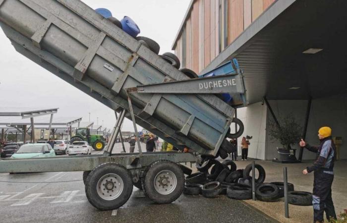 En route vers la Gironde, des agriculteurs du Lot-et-Garonne ciblent un supermarché à Marmande