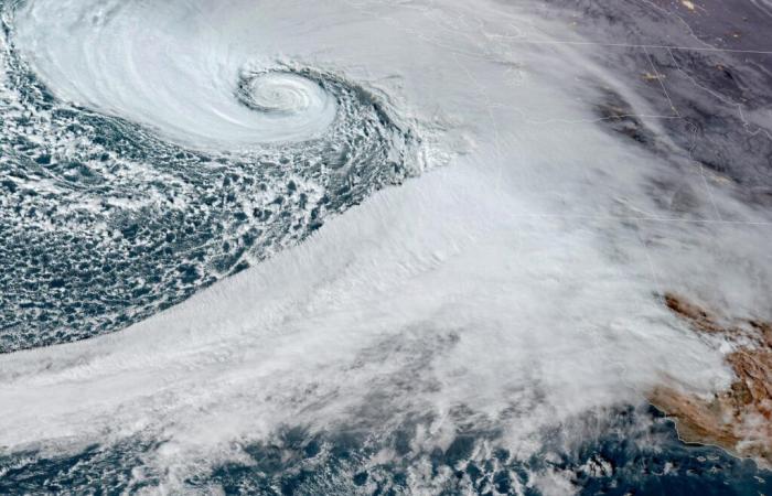 Un cyclone à la bombe frappe la Colombie-Britannique avec des vents de force ouragan, coupant les routes et l’électricité